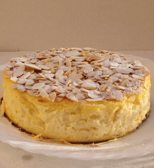 tarta de queso con philadelphia clásico con pétalos de almendra